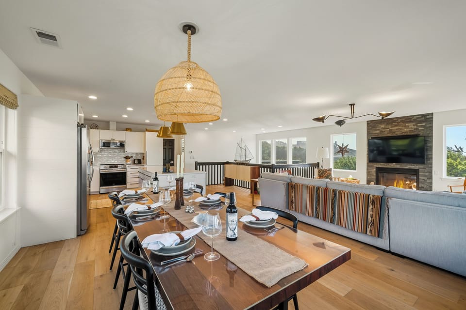 Large dining table perfect for family gatherings. Open to the living room and full equipped Kitchen.