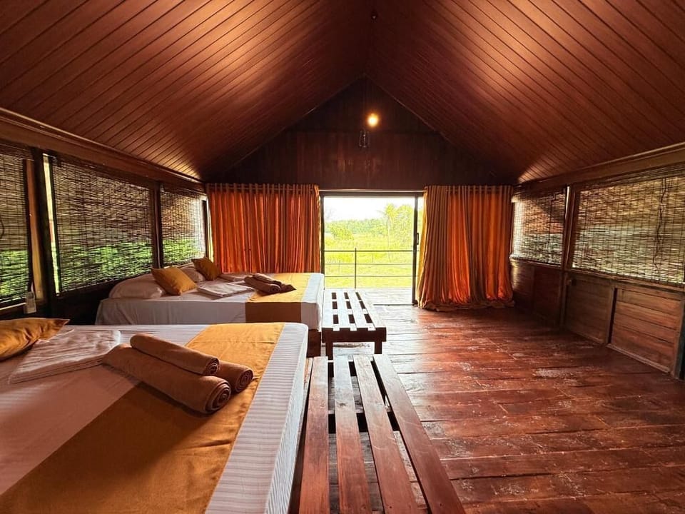 Deluxe Room, Lake View | Living area