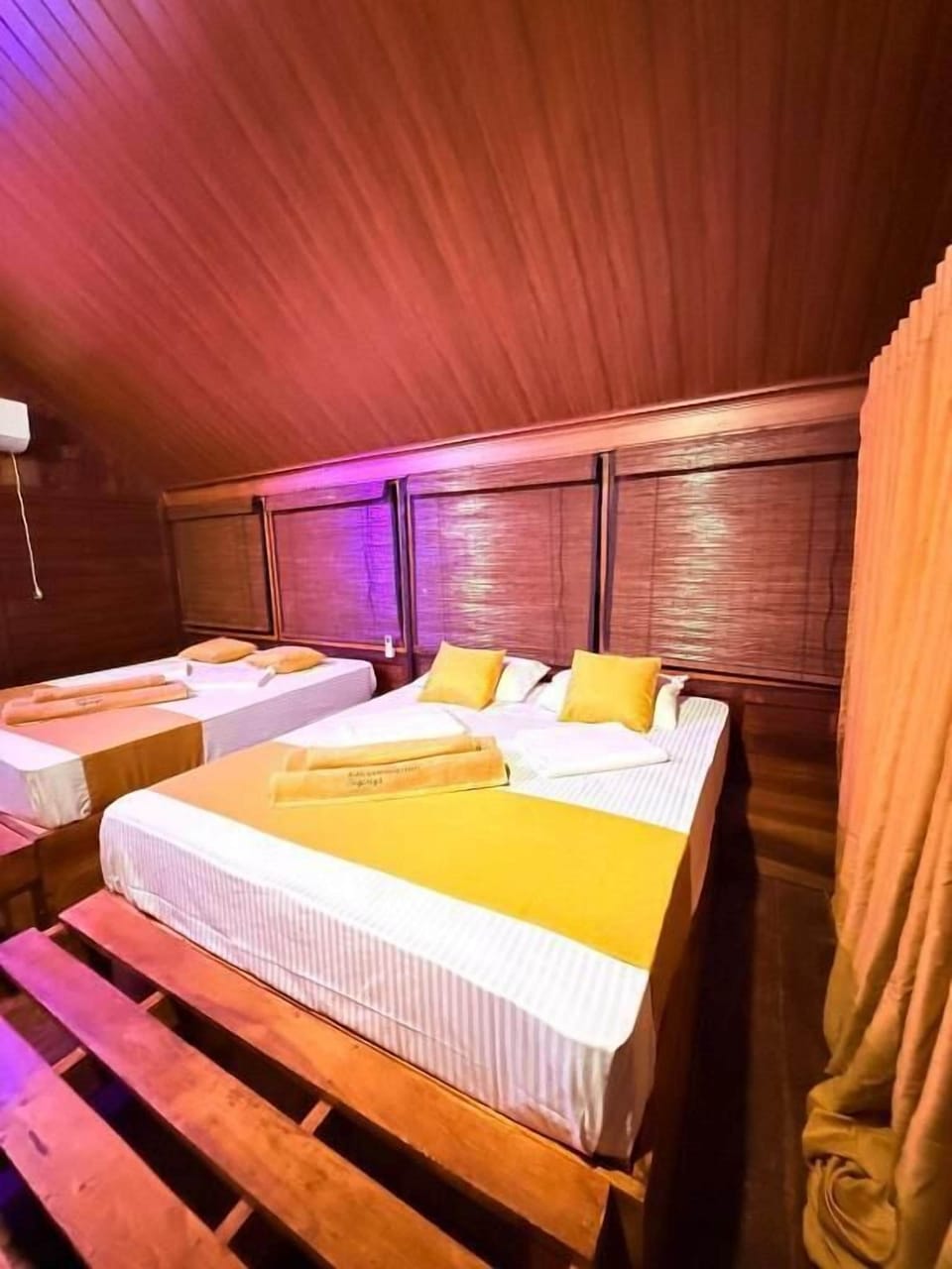 Free WiFi, bed sheets
