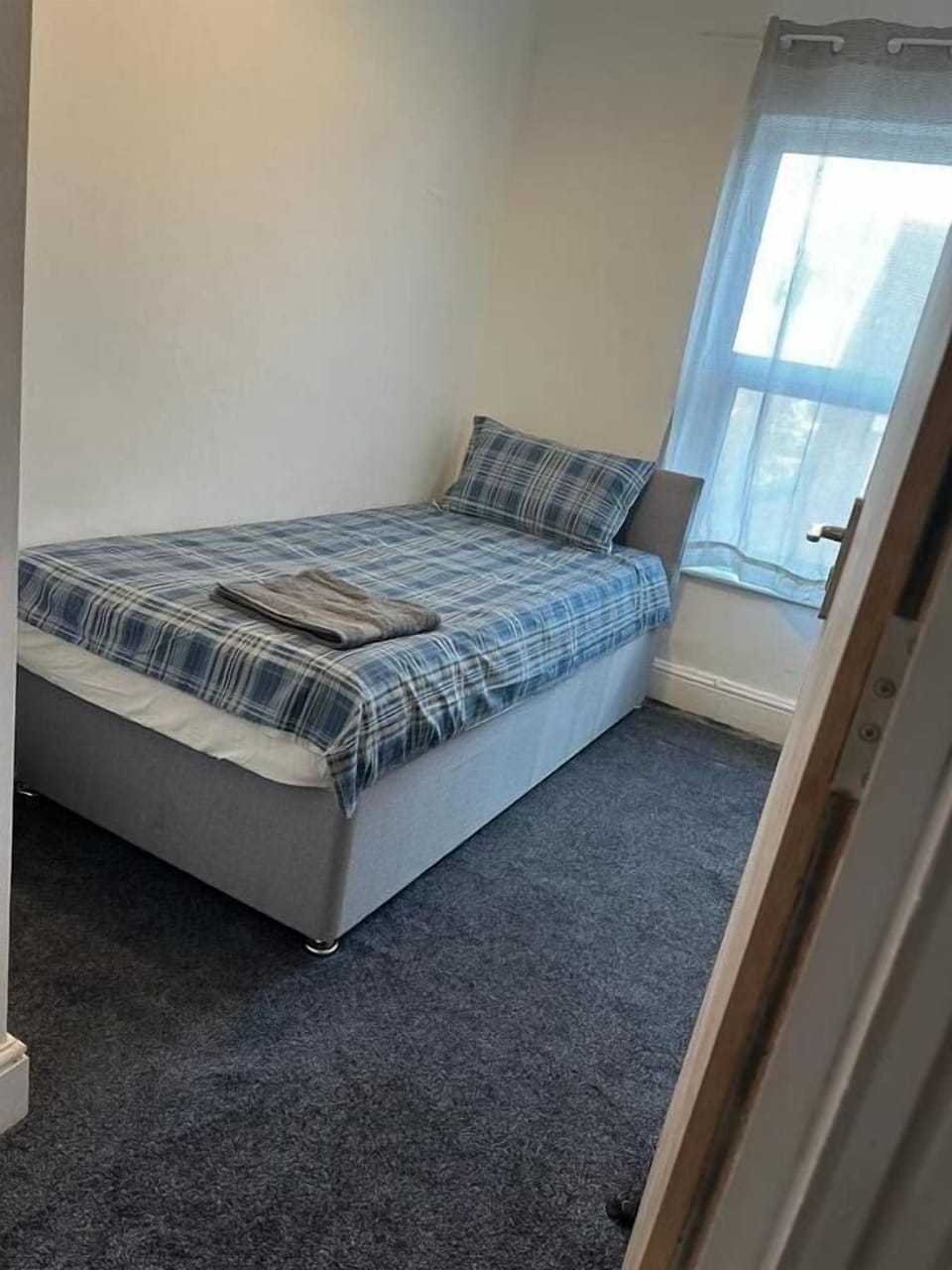 Single Room | Memory foam beds, desk, laptop workspace, WiFi (free)