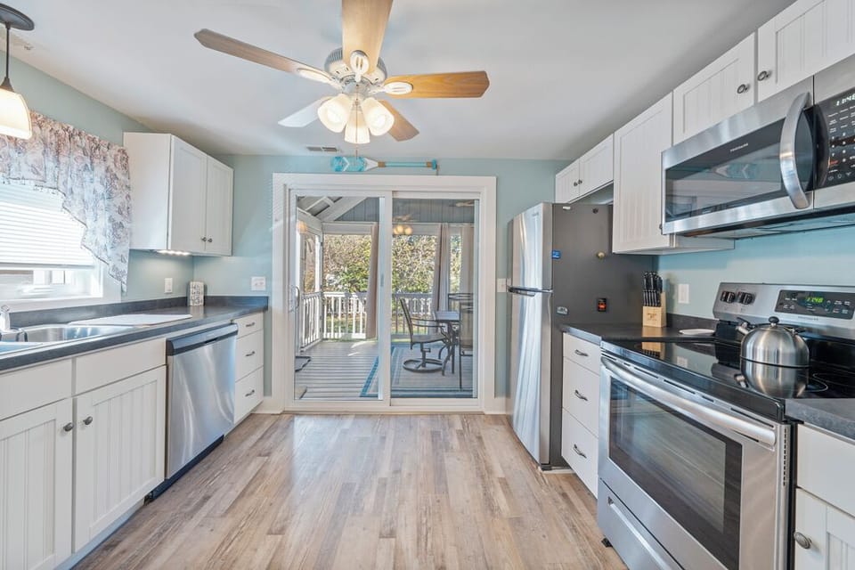 All the comforts of home in the well-stocked Kitchen!