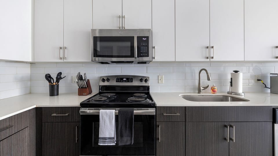 Apartment (2 Bedrooms) | Private kitchen | Fridge, microwave, oven, stovetop