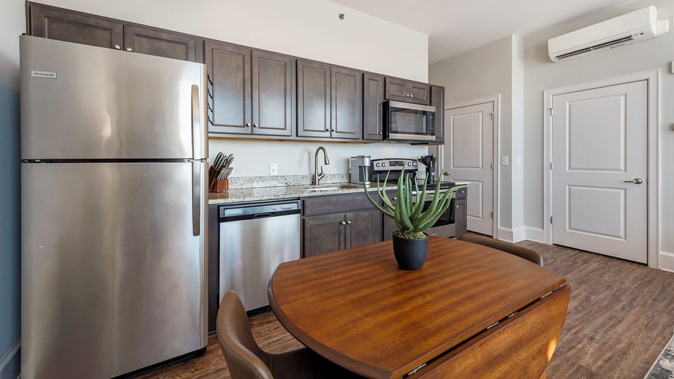 Studio, 1 Queen Bed (0 Bedroom) | Private kitchen | Fridge, microwave, oven, stovetop