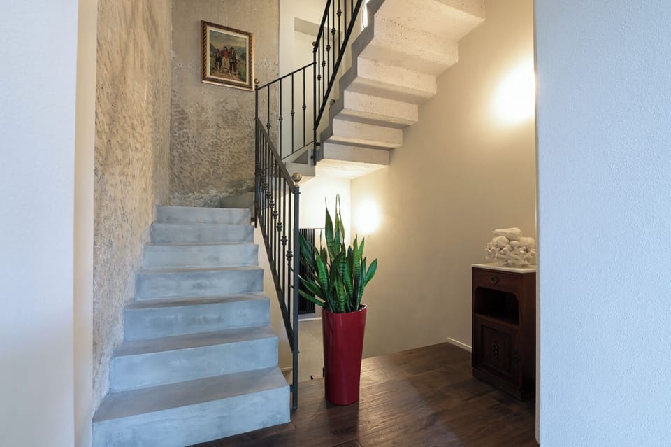 Handrails in stairways