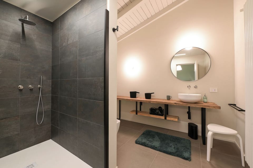 Classic Room, Garden View | Bathroom | Shower, hair dryer, towels, soap