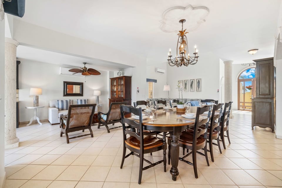 Dining table for any occasion