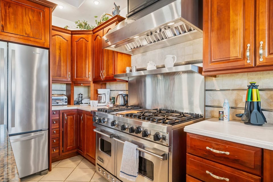 Kitchen has a breakfast bar