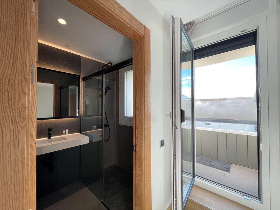 Deluxe Suite, Mountain View | Soundproofing, free WiFi