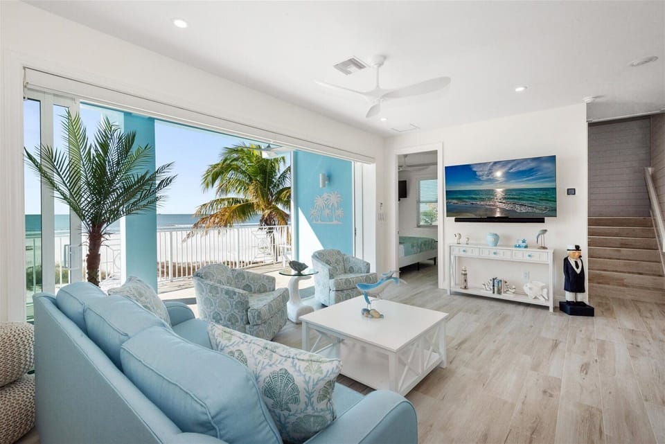 Main area- recessed sliding glass doors - indoor/outdoor living at it's best!
