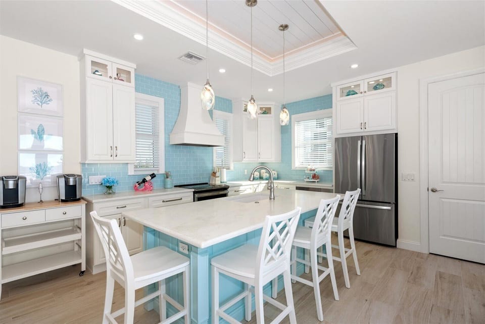 Fully equipped kitchen with induction cooktop/oven, microwave drawer, dishwasher