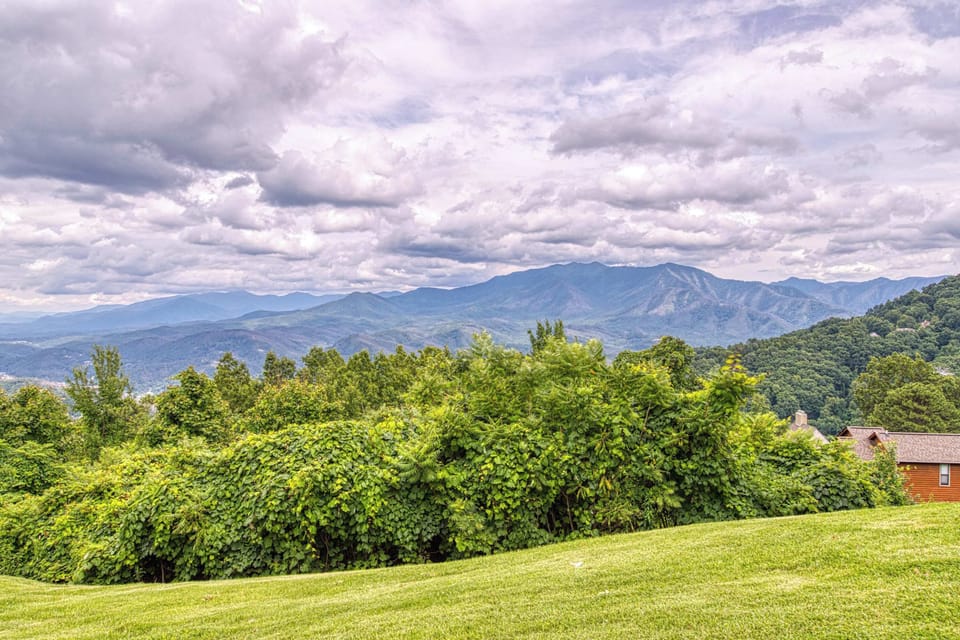 Mountain View Oasis, unwind with breathtaking views of the Smokies right at your doorstep!