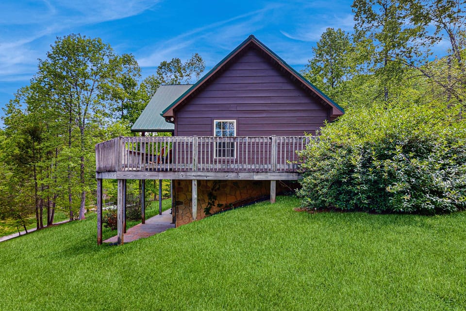 Beautiful Smoky Mountain cabin with elevated deck, wooded views, and peaceful surroundings. Perfect for relaxing getaways, family vacations, and nature lovers near Gatlinburg & Pigeon Forge. 