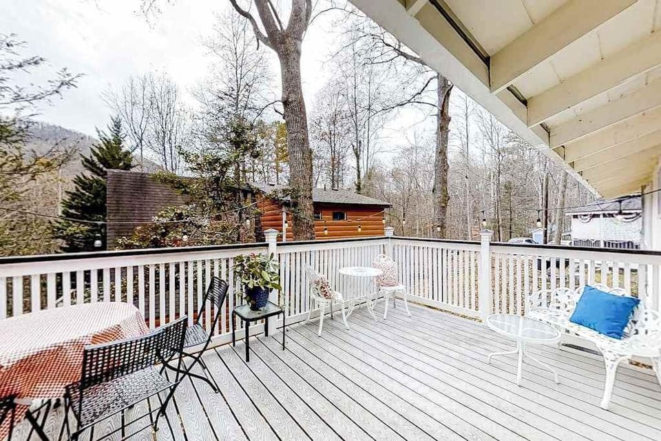 Deck Oasis, enjoy the serene woods view from this charming outdoor seating area!