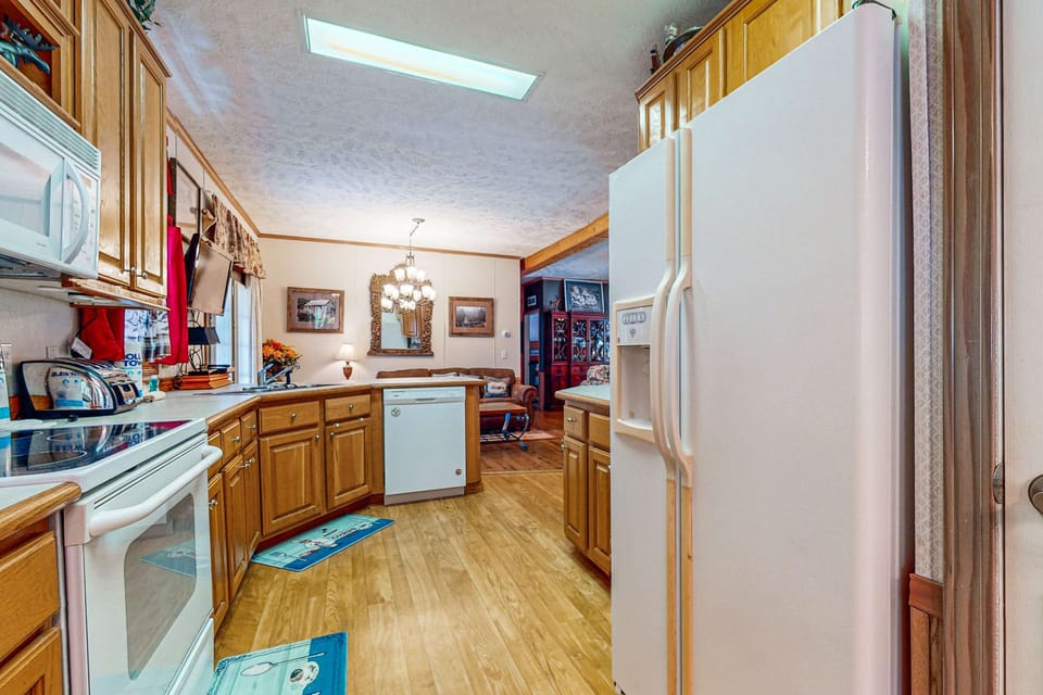 Whip up culinary delights in this spacious, bright kitchen with modern appliances!