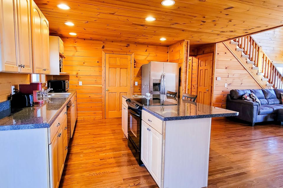 Kitchen paradise awaits. A bright and spacious with granite counters, perfect for culinary adventures!