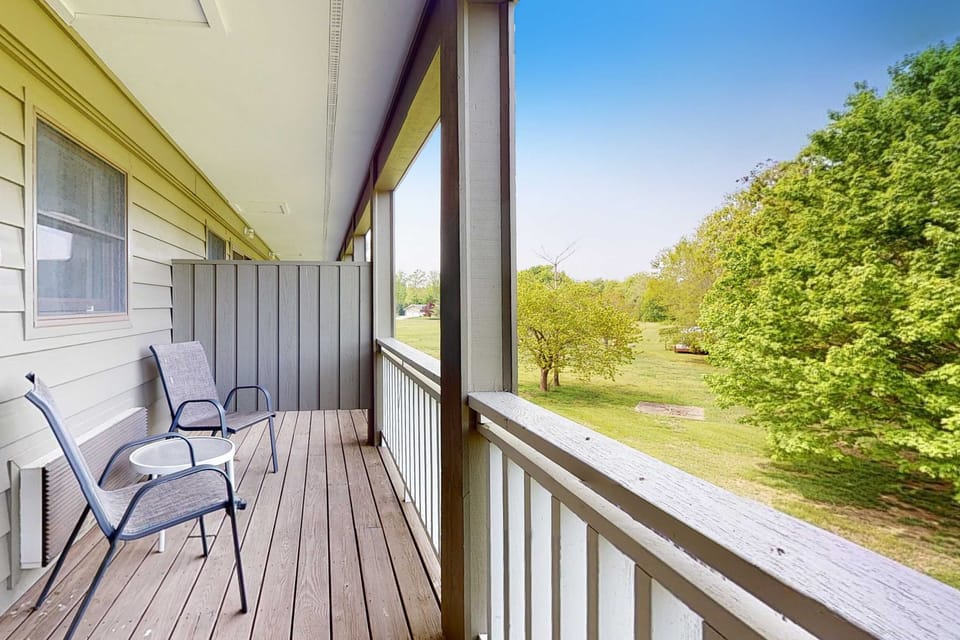 Private balcony with seating and peaceful green views. Morning coffee spot, fresh air, quiet retreat near golf, hiking, and local attractions. Relaxing outdoor space for your studio getaway.