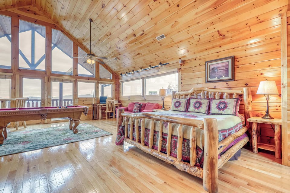 Bedroom Retreat, enjoy stunning views and rustic charm in your Tennessee escape!