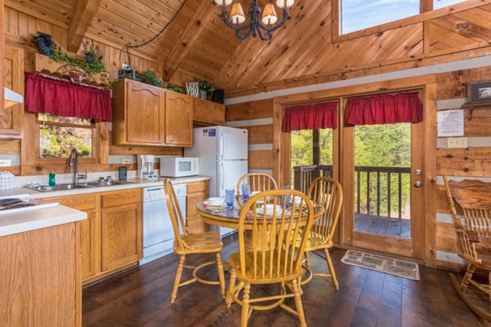 Enjoy meals surrounded by nature with stunning views just outside!