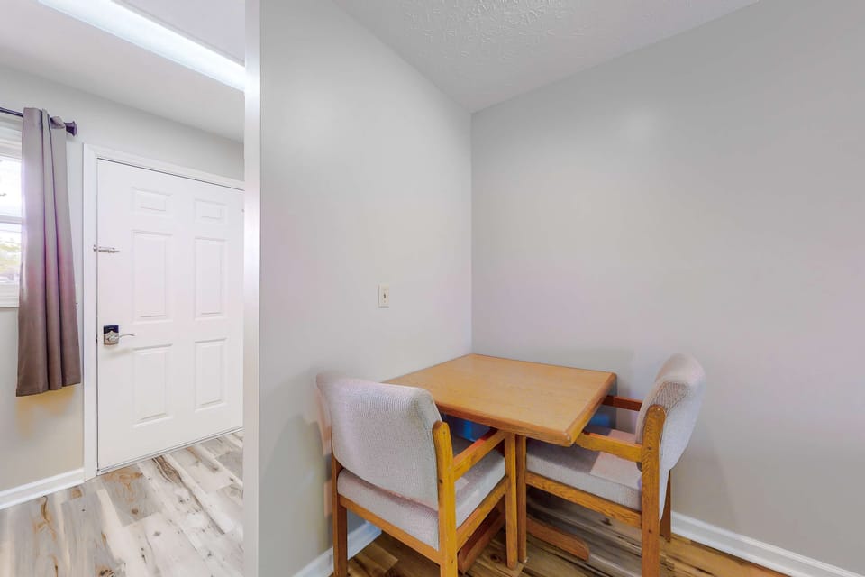 Cozy dining nook for meals or laptop work. Great for remote work, coffee, and planning your day. Comfortable extended-stay setup with fast Wi-Fi and easy access to kitchenette and amenities.