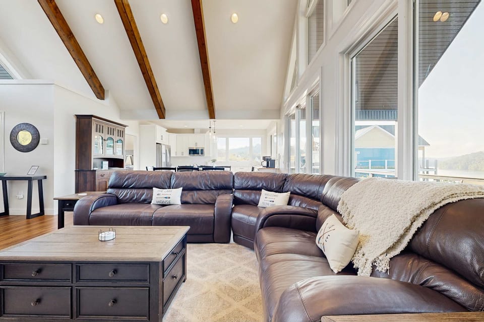 Open and airy space with stunning views, perfect for relaxation and fun gatherings!