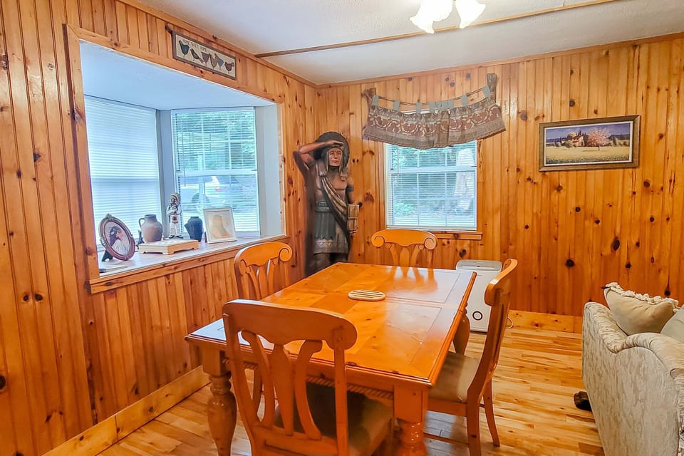 Enjoy meals surrounded by rustic charm and vibrant art in this inviting space!