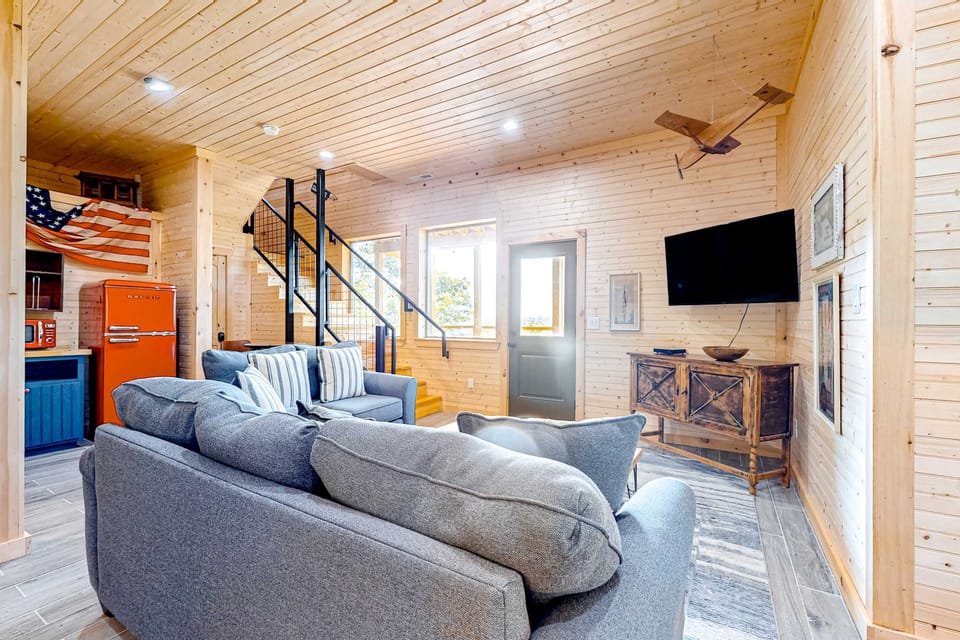Bright space with rustic charm, vintage decor, and stunning views await your adventures!