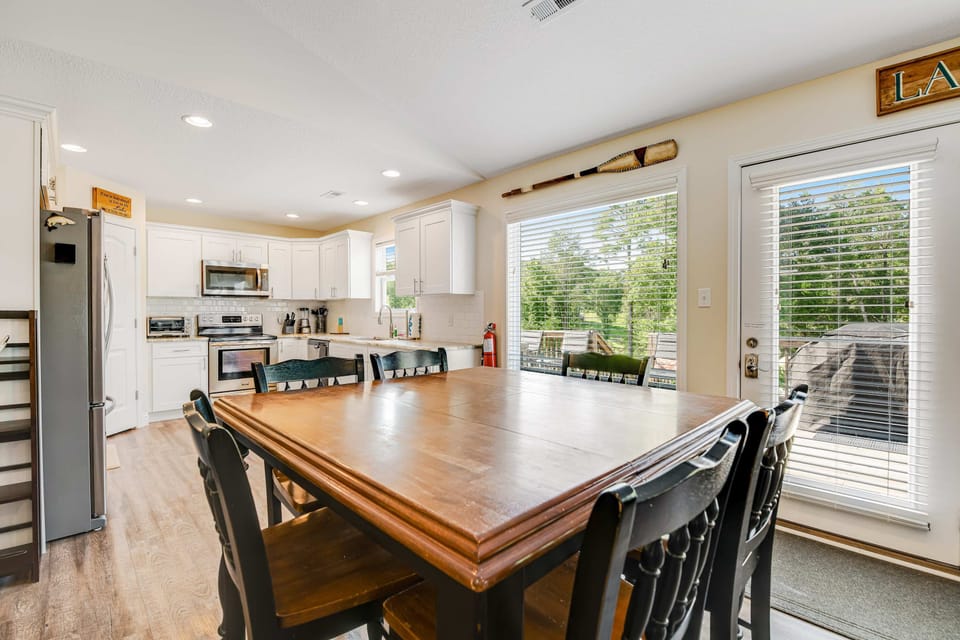 Gather around the charming table and enjoy delightful meals with nature views!