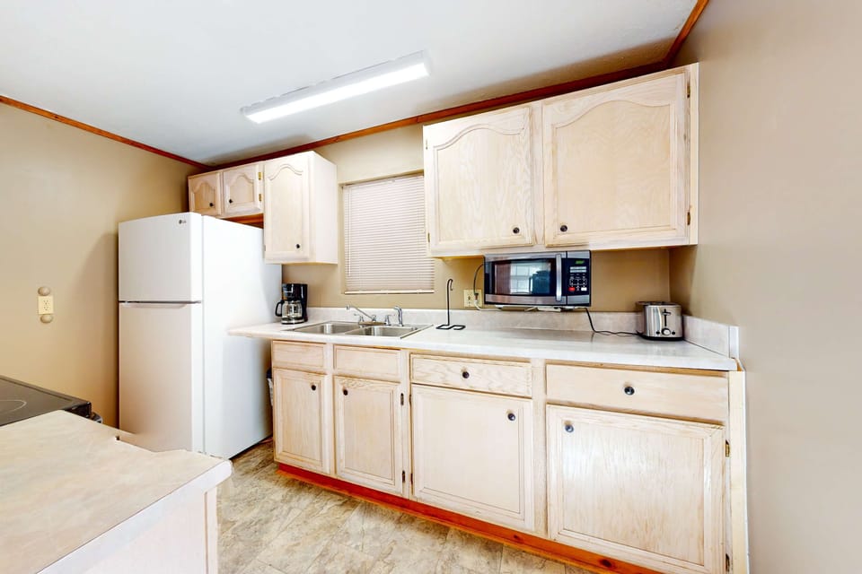Bright and airy space with modern appliances for your culinary creations!
