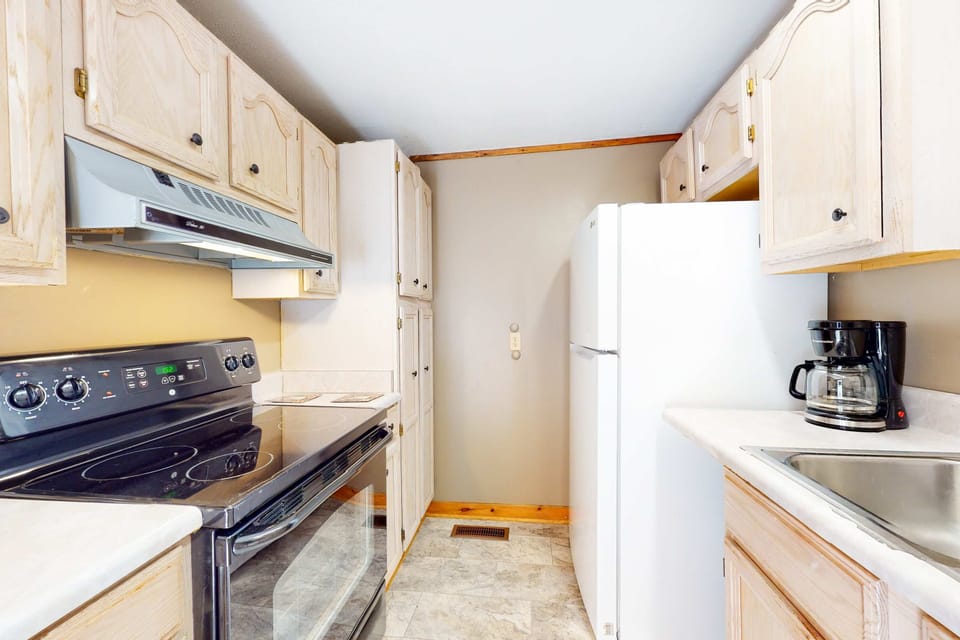 Cook up mountain memories in this fully equipped, stylish retreat!