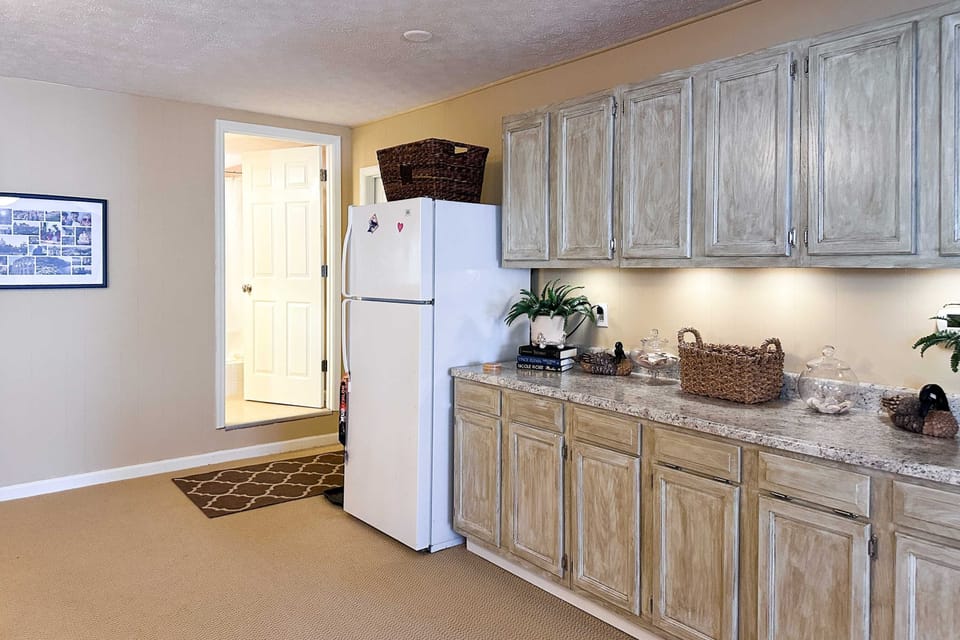 Delightful space with modern finishes, perfect for cooking and bonding with loved ones!