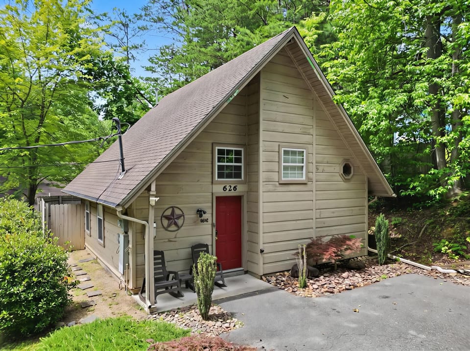 Charming A-Frame Retreat, unwind on the porch amid lush greenery in Gatlinburg!