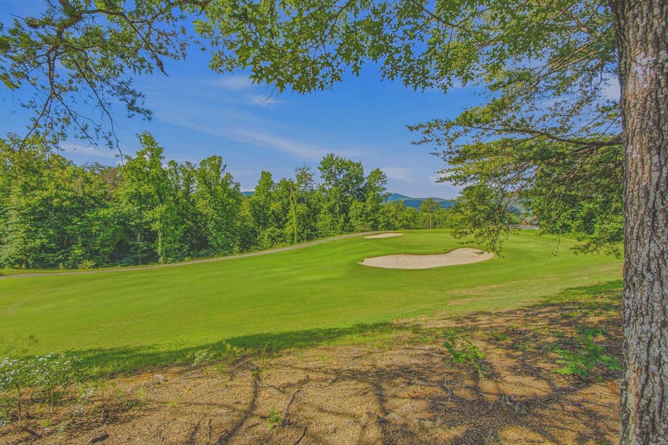 Scenic Golf Course View, tee off with stunning mountain vistas and lush greens at your doorstep!