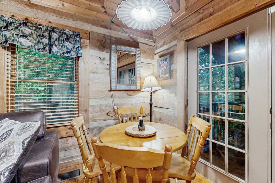 Enjoy meals surrounded by rustic charm and scenic views! Perfect for gathering.
