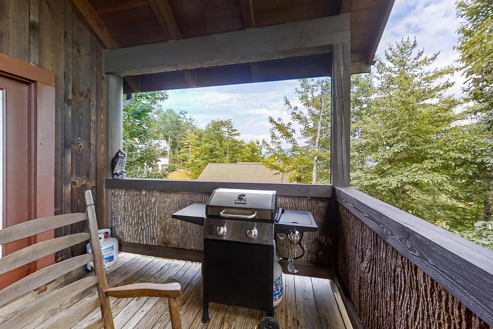 Balcony retreat awaits. And, sizzle up dinner on the grill while soaking in stunning mountain views!