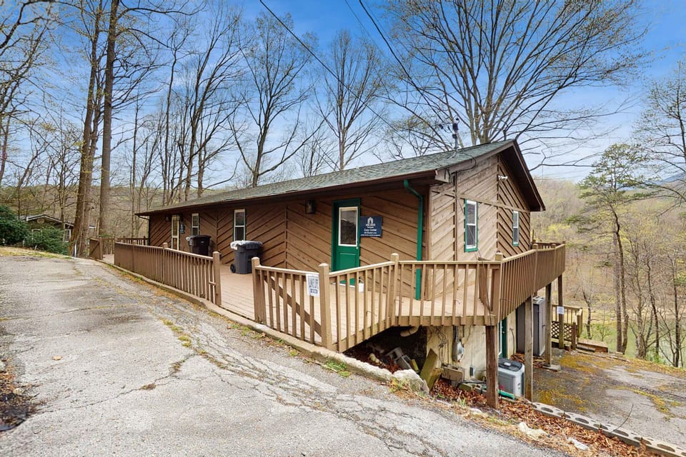Charming cabin awaits. And, enjoy scenic views from the spacious deck, perfect for relaxing evenings!