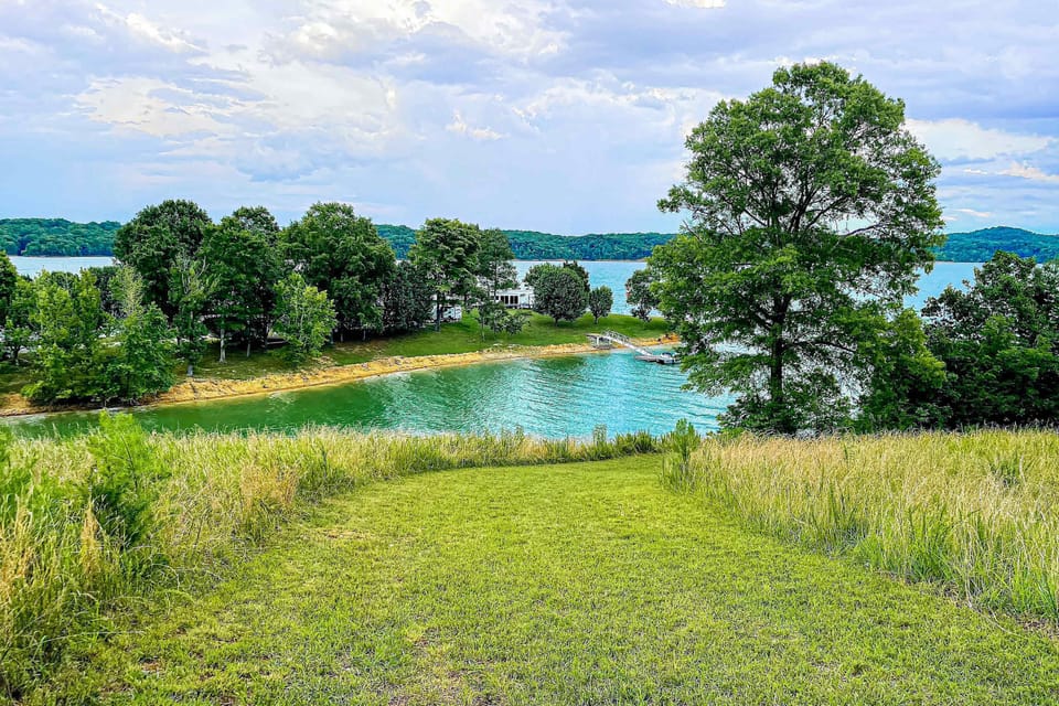 Scenic Retreat! Breathtaking lake views and lush greenery await your perfect getaway!