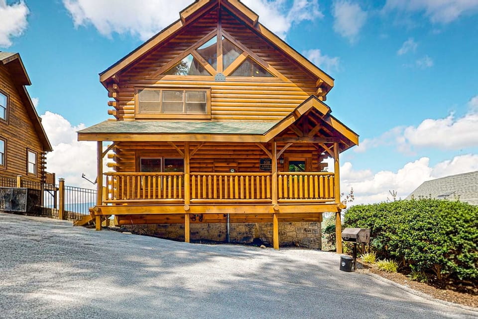 Charming Cabin Retreat, experience mountain views from the spacious porch of this log-style haven!