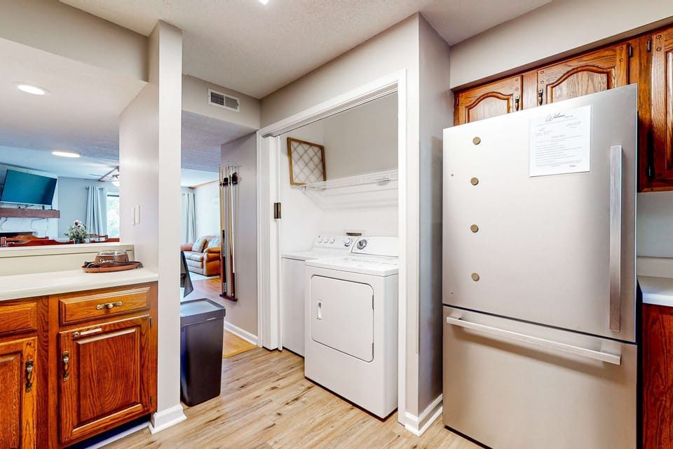 In-unit laundry + full-size fridge and washer/dryer for extended stays, family trips, ski weekends; convenient condo hideaway with storage and easy living.