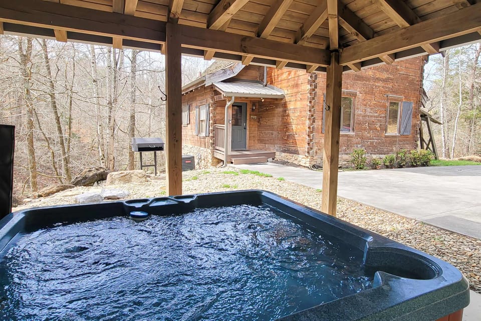 Hot Tub Retreat, soak under the stars surrounded by serene woodland bliss!