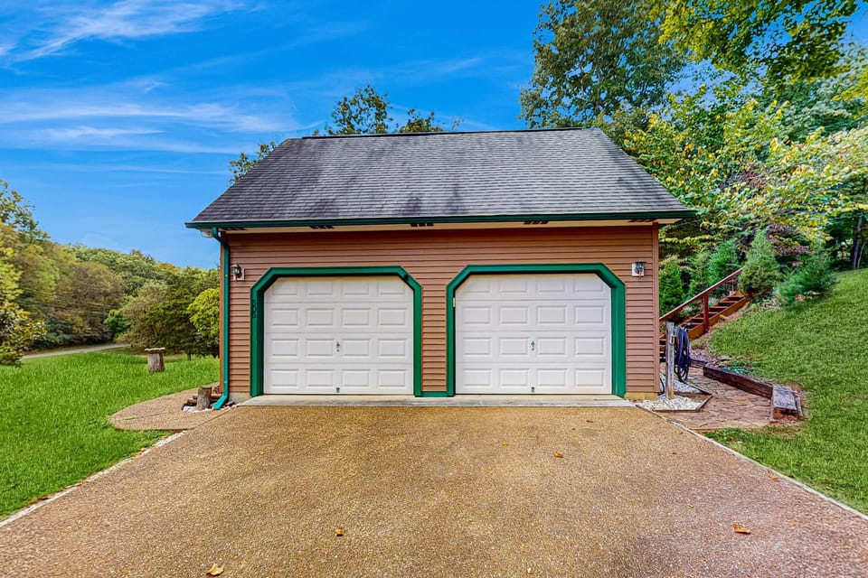 Easy access for adventure gear and parking in scenic Sevier County bliss!