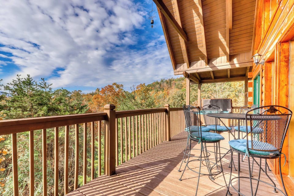 Outdoor Deck, sip your morning coffee with stunning mountain views and fresh mountain air!