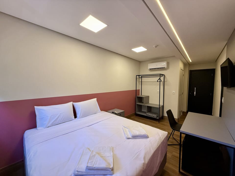 Studio, 1 Queen Bed | Laptop workspace, free WiFi