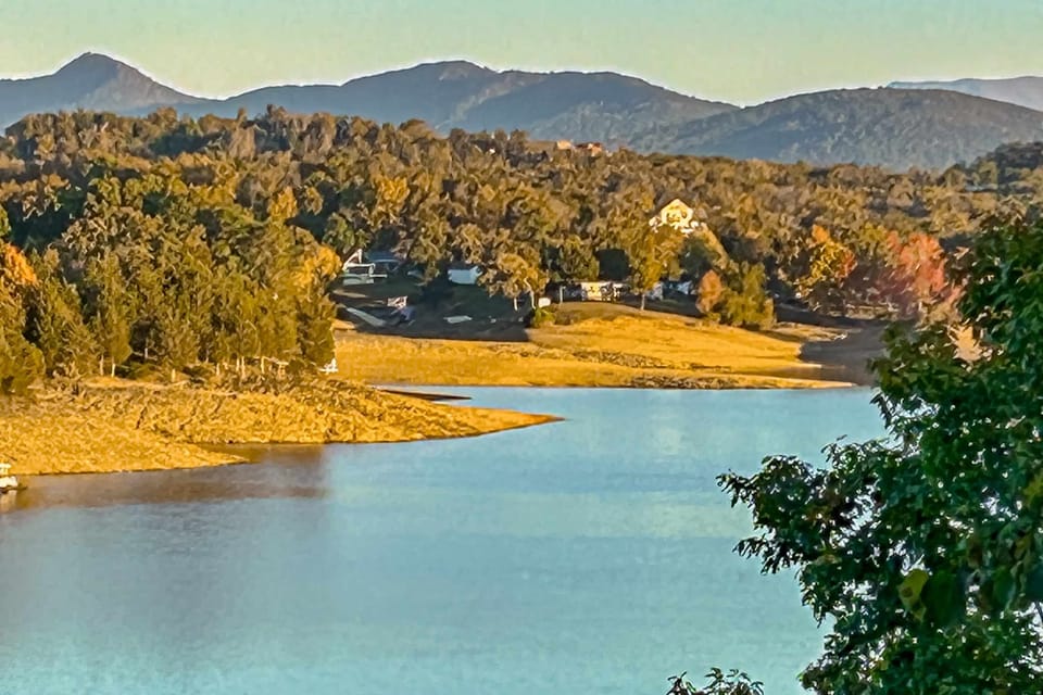 Stunning lake views and majestic mountains await your perfect getaway!