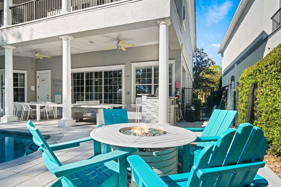 Vacation Vibes: Poolside Lounging in Style