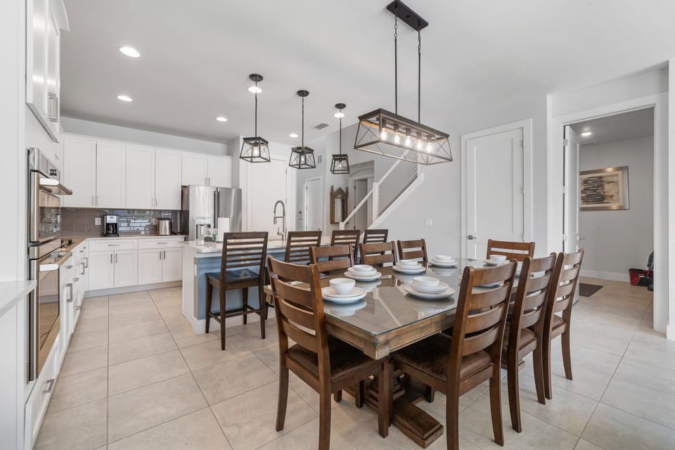Upscale Culinary Space with Ample Seating and Modern Decor
