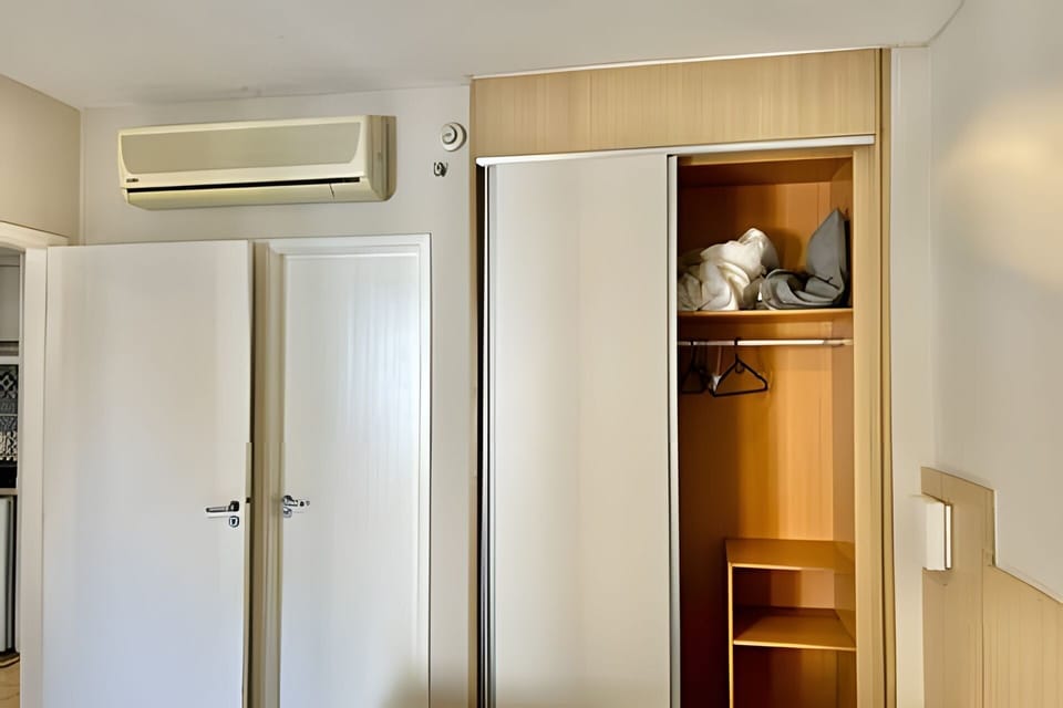 Bed,Photo of the whole room,Bedroom
