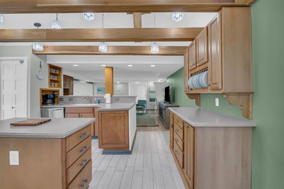 From morning coffee to midnight snacks, this kitchen’s got your back.
