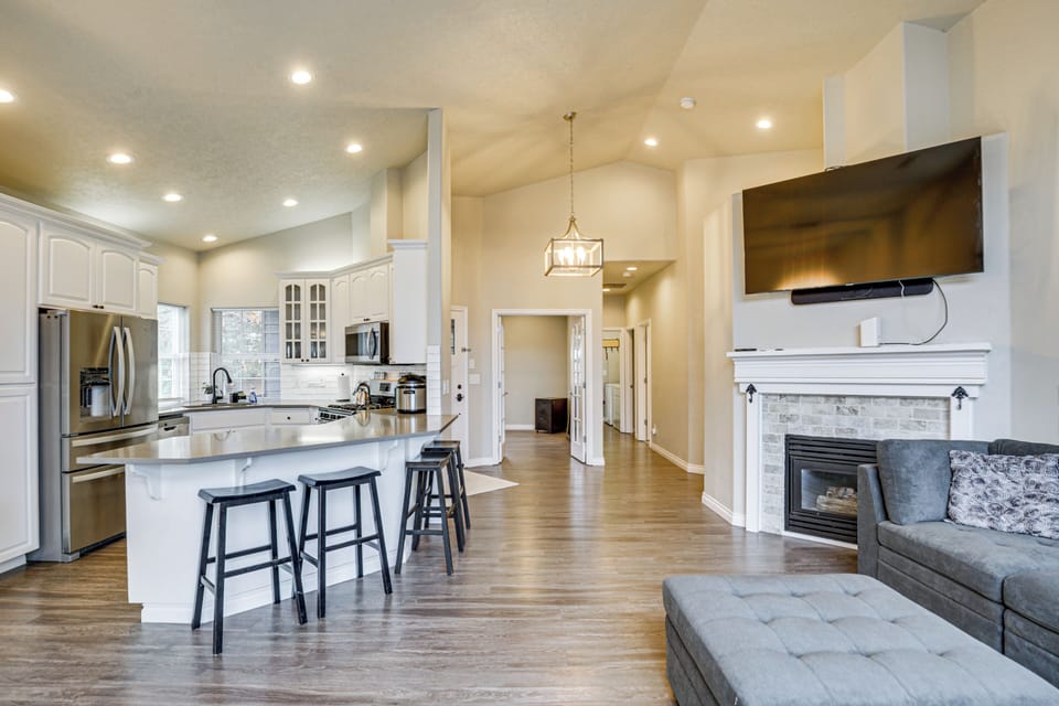 Living Area | Smart TV | Fireplace