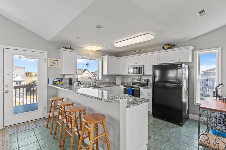 Fully Equipped Kitchen w/ Appliances, Cooking Utensils, Oven, Microwave, Stove, Sink, Breakfast Bar, and Much More