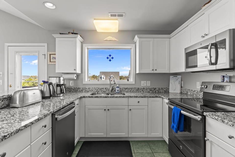 Fully Equipped Kitchen w/ Appliances, Cooking Utensils, Oven, Microwave, Stove, Sink, Breakfast Bar, and Much More